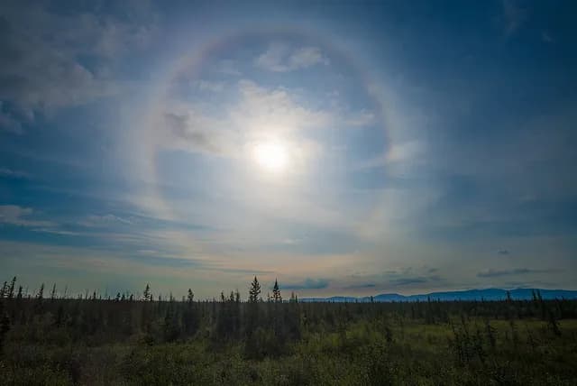 Zjawisko halo: fascynujące optyczne iluzje w atmosferze i ich znaczenie Zjawisko halo: fascynujące optyczne iluzje w atmosferze i ich znaczenie